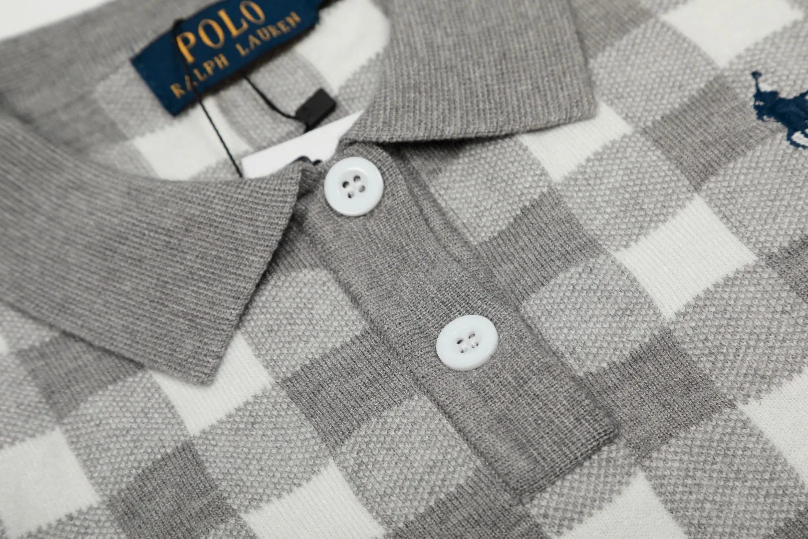 P166 💰 "Top quality" Style number: DS225# (on sale all year round) [Ralph Lauren plaid jacquard basic pony embroidered logo knitted POLO short sleeves] ✅Ralph Lauren all-match goddess style plain plaid knitted lapel short sleeves for all seasons ✅Main provider of platform live broadcast Wholesale entity ✅ZP quality 1:1 version Scan the code to enter the GF website Counter quality ✅Detailed quality The only one in Guangzhou Imported quality cotton yarn, focusing on high-end, cost-effective, good quality, needless to say, ✅Restore the original version, loose, comfortable and stress-free, simple is high-end, classic is eternal, ✅The upper body is simple and easy to match, a must-have for goddess ootd. Good-looking clothes are never picky. A must-have in the goddess' wardrobe. Size: S-L Color: Gray Yellow Pink Light Blue Red Green